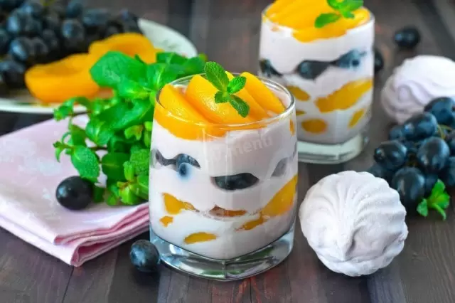 Легкий десерт для летнего вечера: зефир, сметана и фрукты