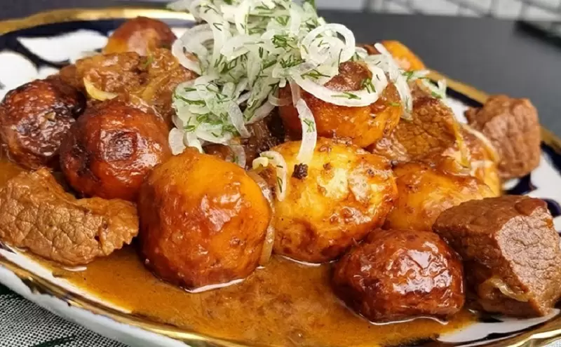 Необычное сочетание: зеленый чай в блюде с картофелем и мясом