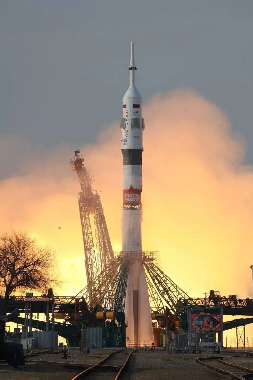 «Поехали!». Сегодня мы отмечаем День космонавтики и большой юбилей полета первого человека в космос «Поехали!». Сегодня мы отмечаем День космонавтики и большой юбилей полета первого человека в космос