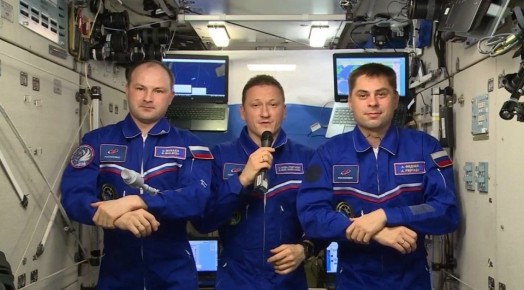 Экипаж МКС — командир Сергей Кудь-Сверчков и космонавты-испытатели Сергей Микаев и Андрей Федяев — в прямом эфире программы «Вести-Самара» рассказали нашей редакции о наличии растений на станции и о том, как их поливают