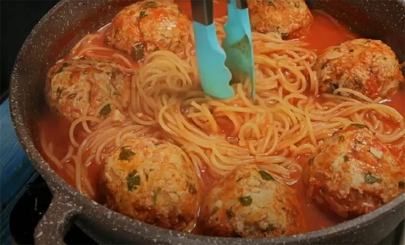 Макароны с тефтелями на одной сковороде: простой вечерний ужин без лишних хлопот