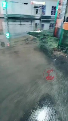 После ночного ливня в Самаре затопило улицу Физкультурную