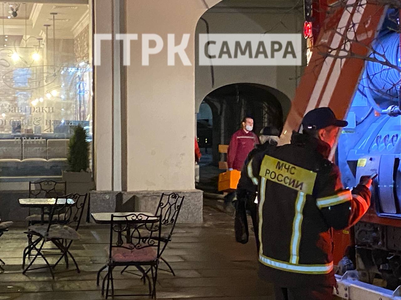 В Самаре на пешеходную часть улицы Ленинградской экстренно прибыли пожарные расчеты В Самаре на пешеходную часть улицы Ленинградской экстренно прибыли пожарные расчеты