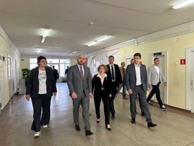 Следующая точка визита губернатора — школа 74 в Тольятти