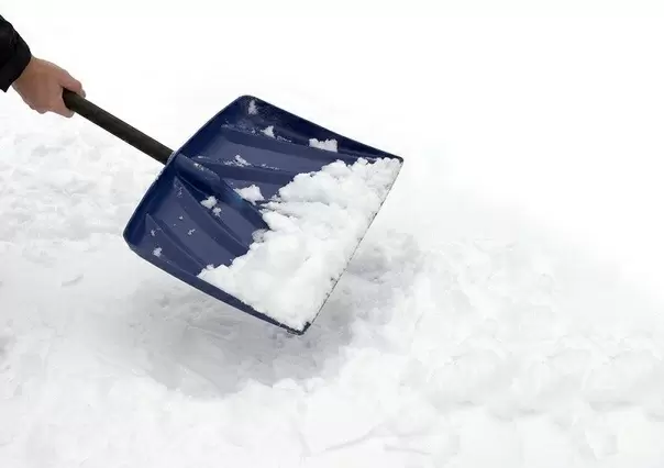 Зимние хлопоты: как быстро справиться со снегом на вашем участке