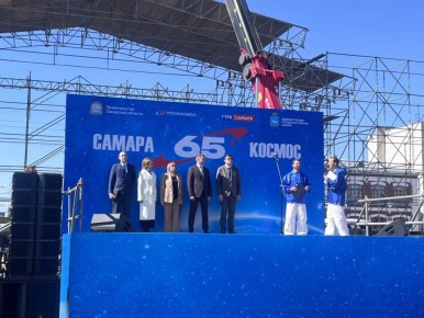 С приветственной речью к участникам флешмоба «САМАРА. КОСМОС. 65» на площади Куйбышева обратились: