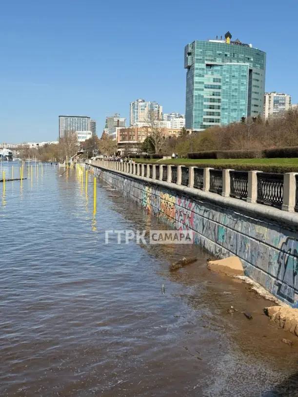 Пляж на Полевом спуске в Самаре полностью ушел под воду 16 апреля 2026 Пляж на Полевом спуске в Самаре полностью ушел под воду 16 апреля 2026