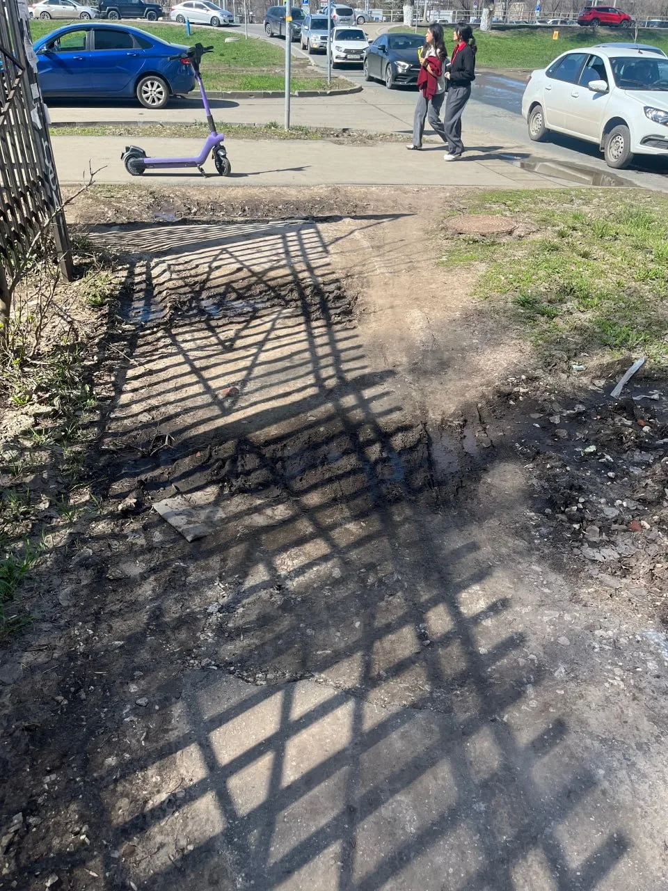 Жители Самары пожаловались на состояние тротуара на улице Академика Королева,1