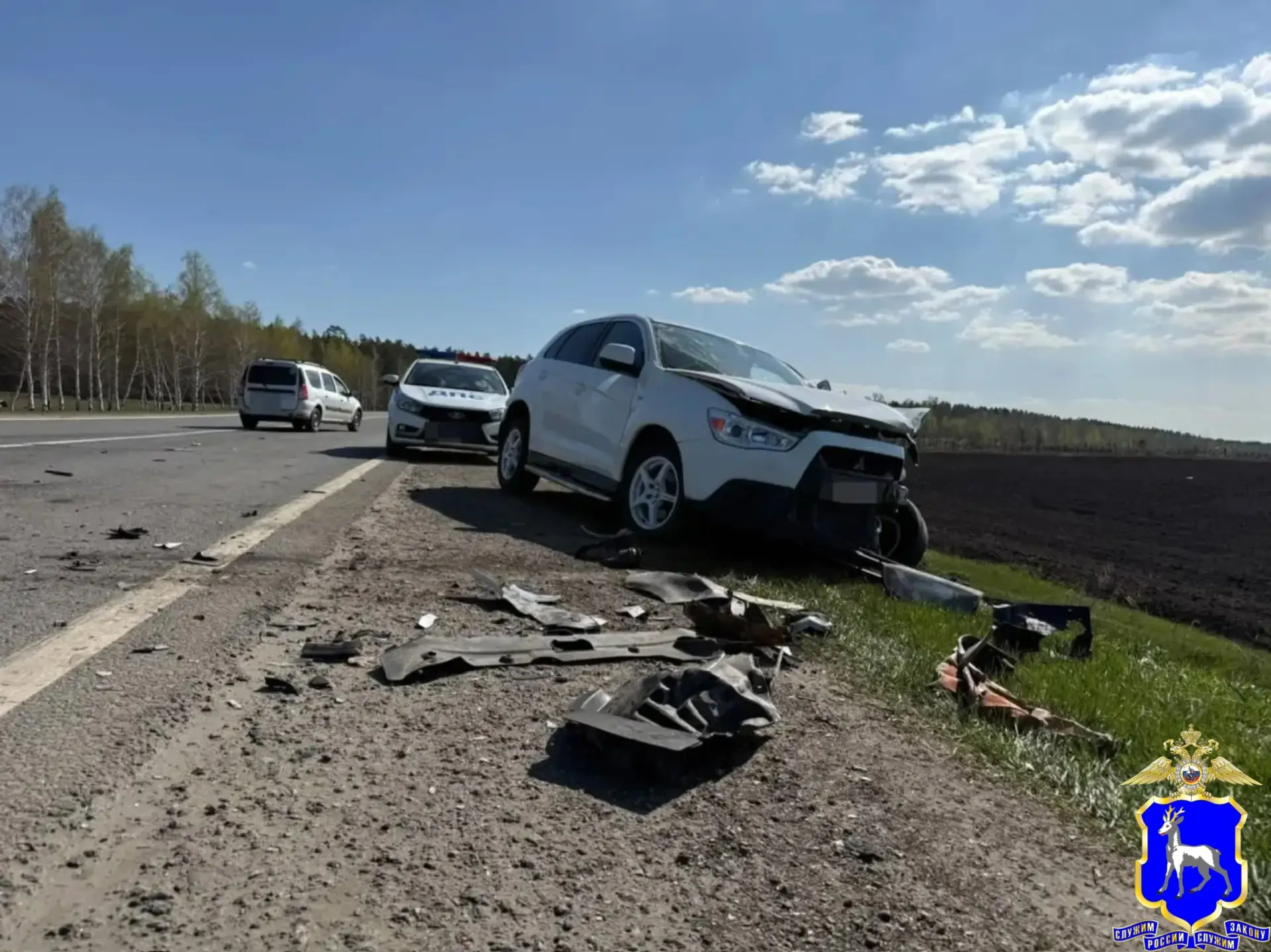 Полицейские работают на месте дорожно-транспортного происшествия в Ставропольском районе Самарской области Полицейские работают на месте дорожно-транспортного происшествия в Ставропольском районе Самарской области