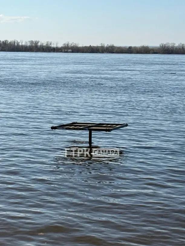 Пляж на Полевом спуске в Самаре полностью ушел под воду 16 апреля 2026
