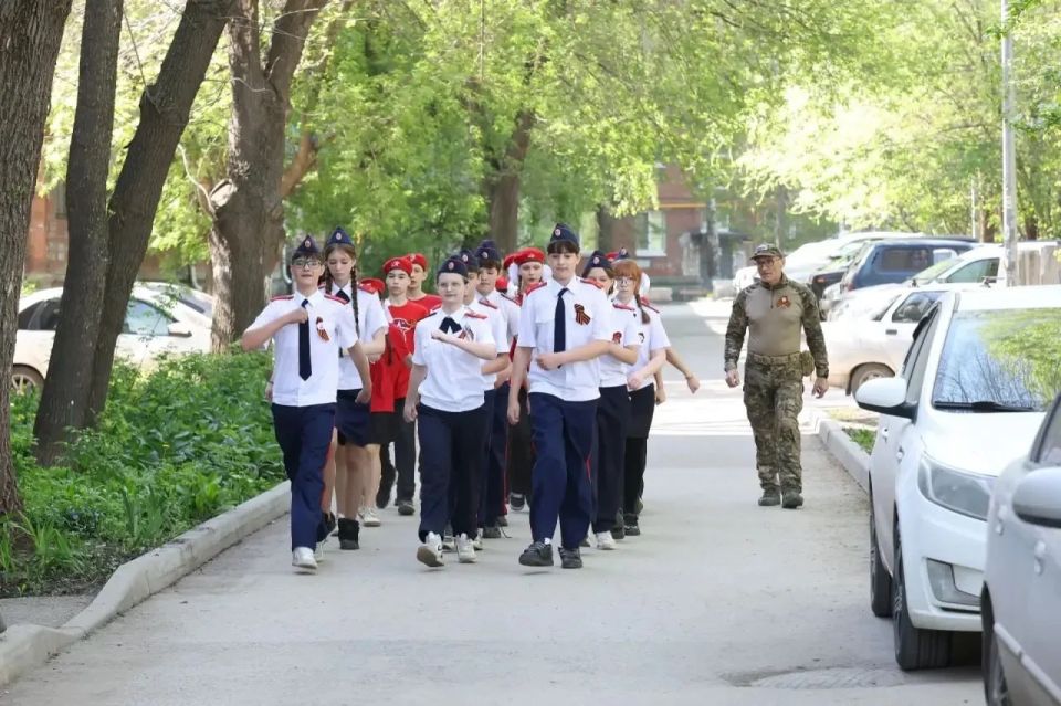В Самаре у домов фронтовиков проходят мини-парады