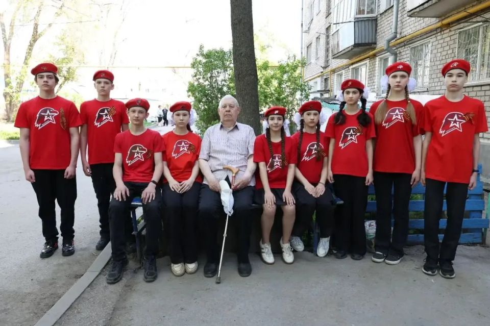 В Самаре у домов фронтовиков проходят мини-парады В Самаре у домов фронтовиков проходят мини-парады