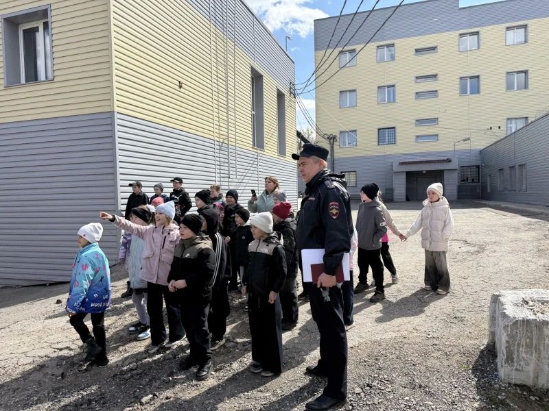 В рамках профориентации полицейские Сергиевского района организовали экскурсию для школьников в отдел полиции В рамках профориентации полицейские Сергиевского района организовали экскурсию для школьников в отдел полиции