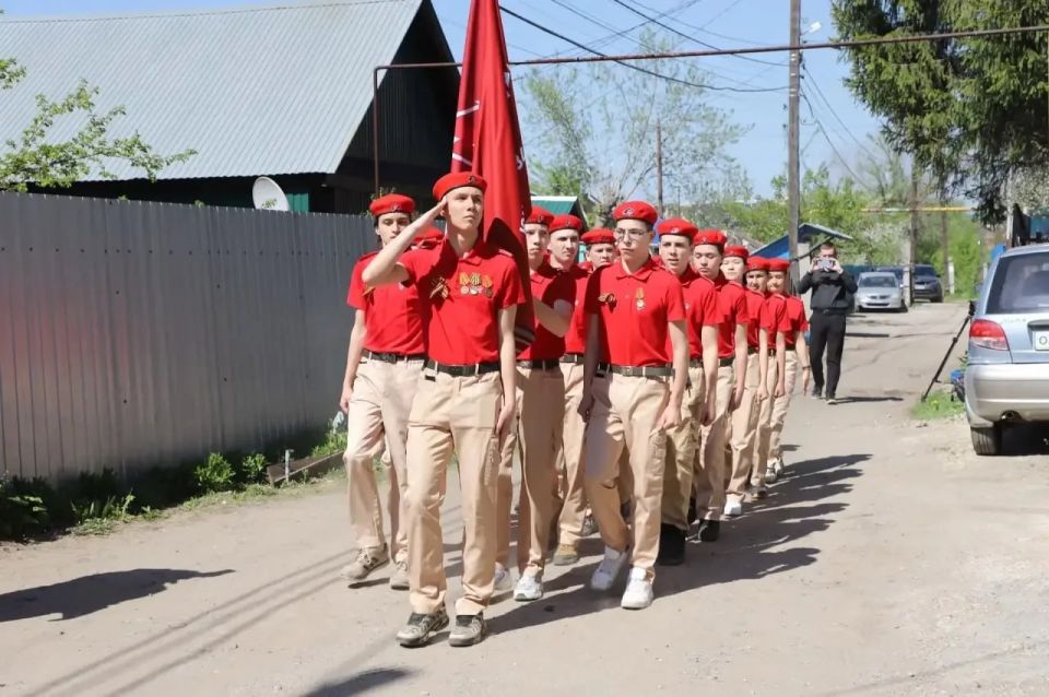 В Самаре у домов фронтовиков проходят мини-парады В Самаре у домов фронтовиков проходят мини-парады