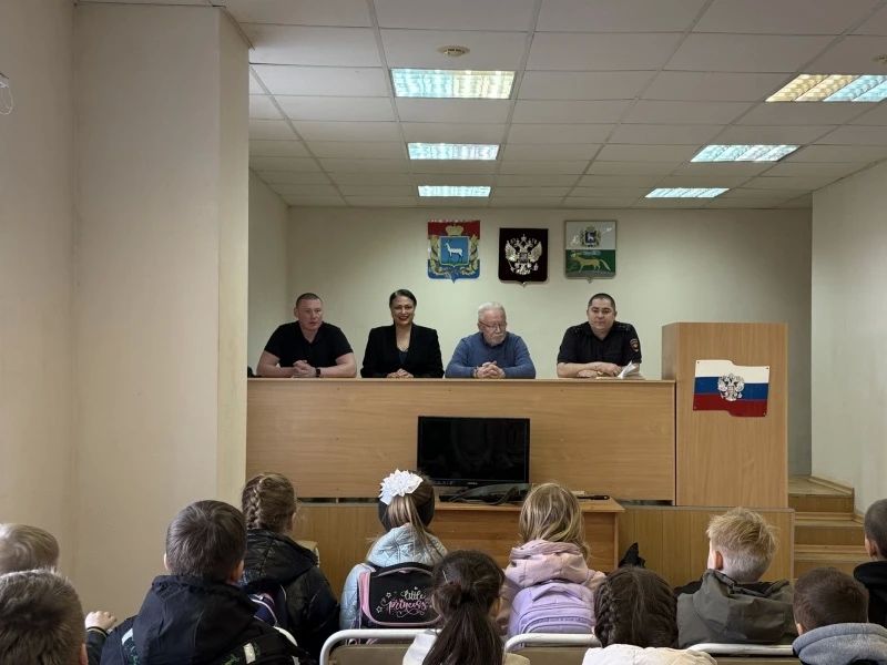 В рамках профориентации полицейские Сергиевского района организовали экскурсию для школьников в отдел полиции
