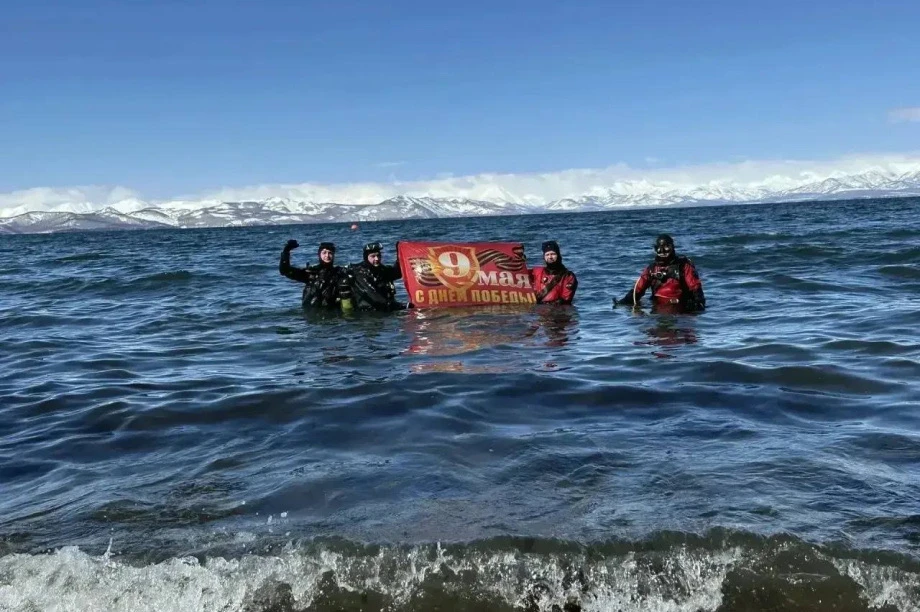 Праздничный флаг развернули на глубине моря в Камчатке