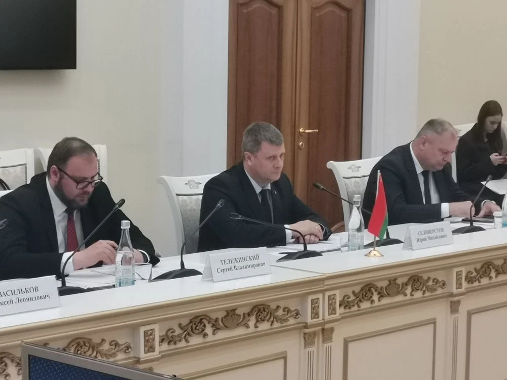 В эти минуты в здании Правительства Самарской области проходит рабочая встреча губернатора Вячеслава Федорищева с Чрезвычайным и Полномочным Послом Республики Беларусь в России Юрием Селиверстовым В эти минуты в здании Правительства Самарской области проходит рабочая встреча губернатора Вячеслава Федорищева с Чрезвычайным и Полномочным Послом Республики Беларусь в России Юрием Селиверстовым