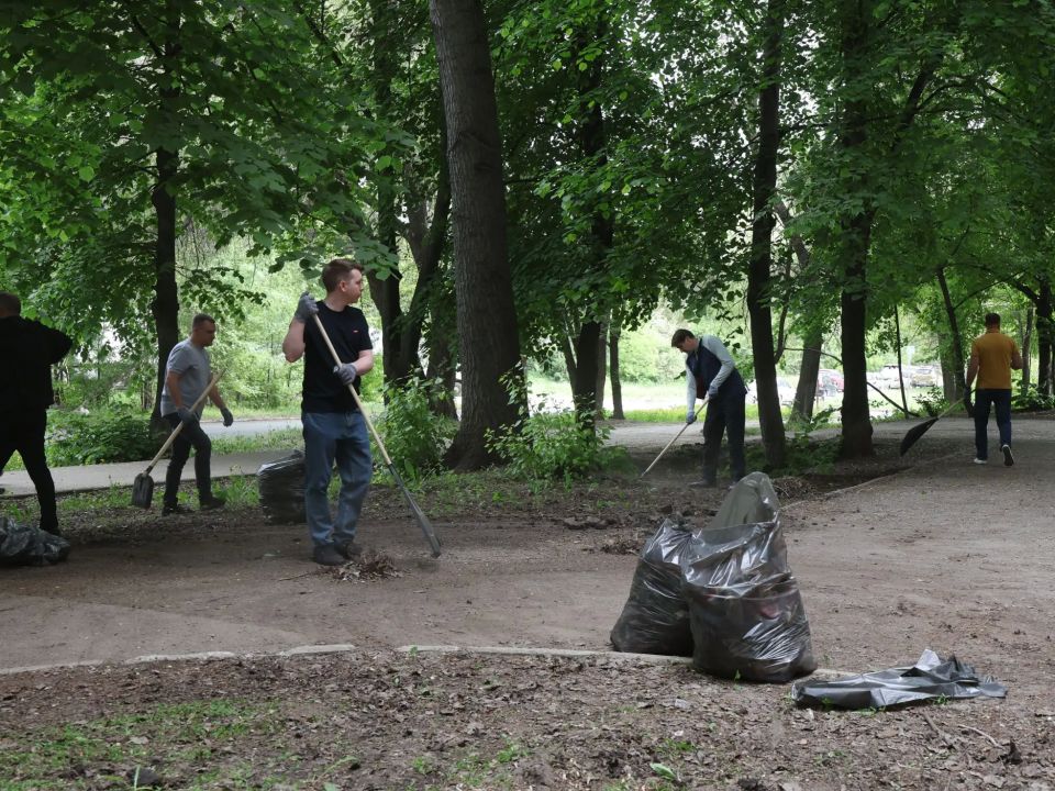 Иван Носков: Субботнее утро началось с участия в общегородском субботнике, который в апреле был вынужденно перенесен из-за неблагоприятной погоды Иван Носков: Субботнее утро началось с участия в общегородском субботнике, который в апреле был вынужденно перенесен из-за неблагоприятной погоды