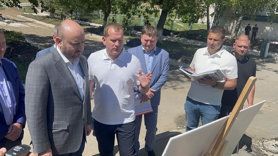 Губернатор Вячеслав Федорищев осматривает площадки, где реализуется проект-победитель Всероссийского конкурса создания комфортной городской среды в малых городах и исторических поселениях «Аллея мечты» Губернатор Вячеслав Федорищев осматривает площадки, где реализуется проект-победитель Всероссийского конкурса создания комфортной городской среды в малых городах и исторических поселениях «Аллея мечты»