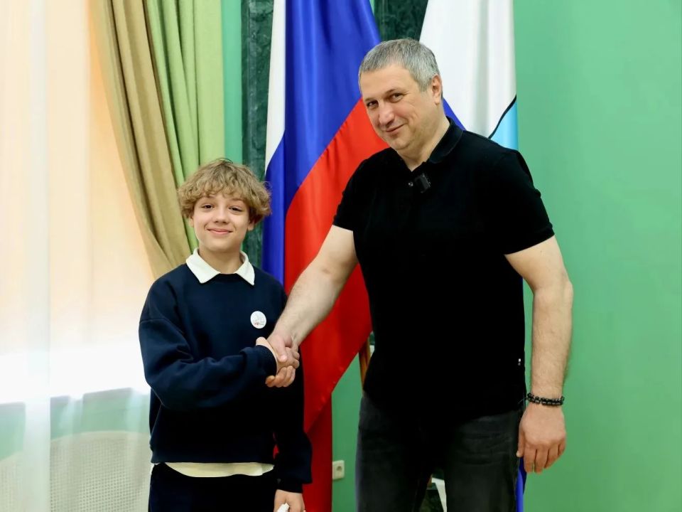 Иван Носков: Как и обещал, встретился с участниками проекта «ГИС-Дети» в рабочей обстановке, в своем кабинете Иван Носков: Как и обещал, встретился с участниками проекта «ГИС-Дети» в рабочей обстановке, в своем кабинете
