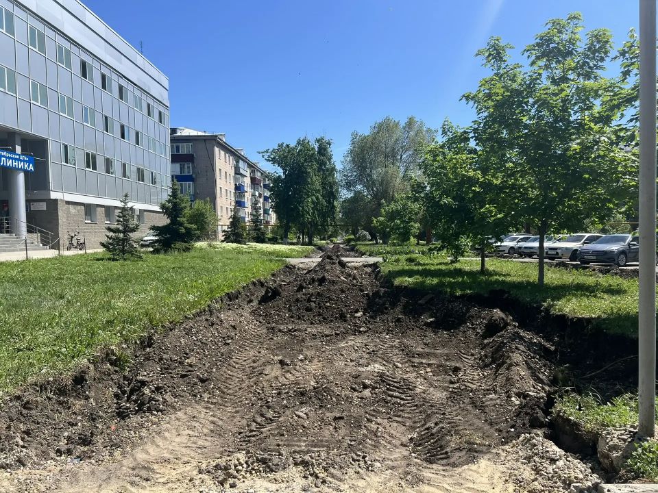 Губернатор Вячеслав Федорищев осматривает площадки, где реализуется проект-победитель Всероссийского конкурса создания комфортной городской среды в малых городах и исторических поселениях «Аллея мечты» Губернатор Вячеслав Федорищев осматривает площадки, где реализуется проект-победитель Всероссийского конкурса создания комфортной городской среды в малых городах и исторических поселениях «Аллея мечты»