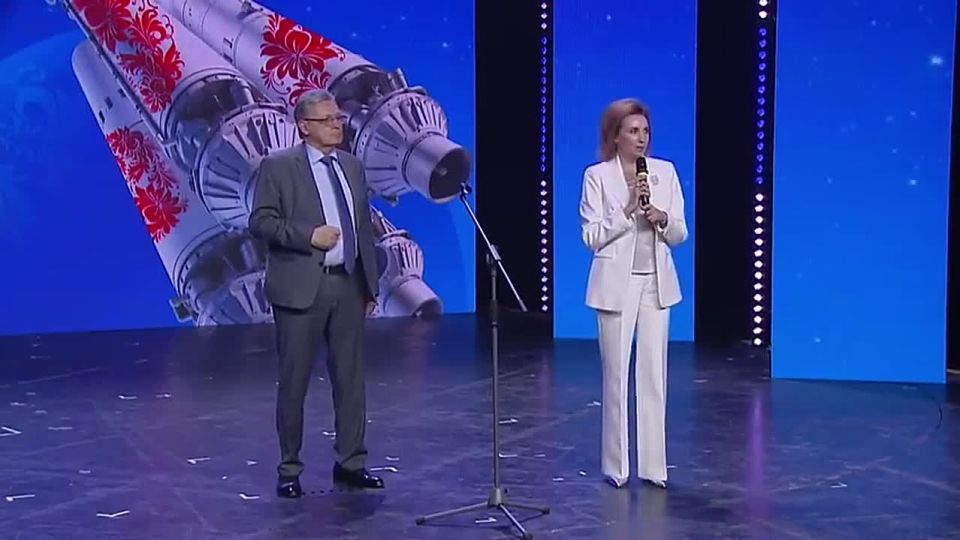 КОСМИЧЕСКИЕ ИТОГИ. Для подведения итогов Второго Всероссийского медиаконкурса «Русский космос» на сцену приглашаются заместитель генерального директора - руководитель регионального департамента ВГТРК Рифат Сабитов и директор...
