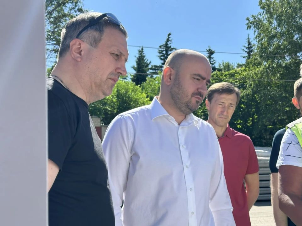 Губернатор Вячеслав Федорищев и глава Самары Иван Носков осматривают ход ремонта трамвайных путей по улице Ново-Садовой Губернатор Вячеслав Федорищев и глава Самары Иван Носков осматривают ход ремонта трамвайных путей по улице Ново-Садовой