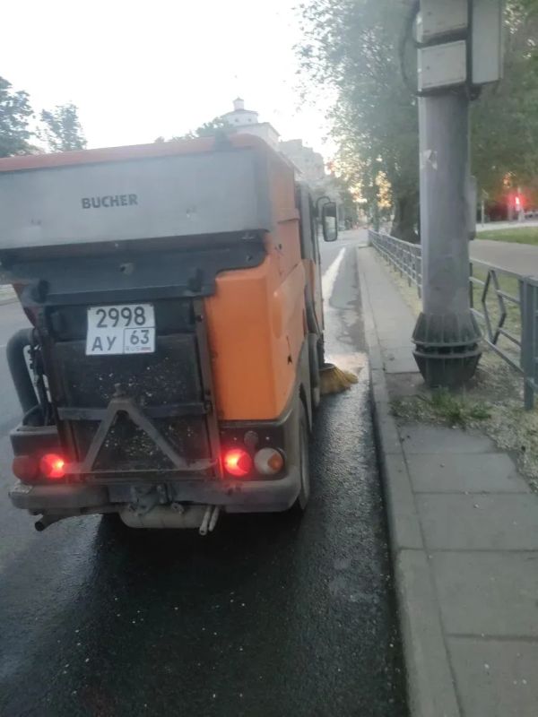 Утро начинается с чистоты. Пока мы спали, городские службы трудились, чтобы Самара стала еще чище и уютнее Утро начинается с чистоты. Пока мы спали, городские службы трудились, чтобы Самара стала еще чище и уютнее