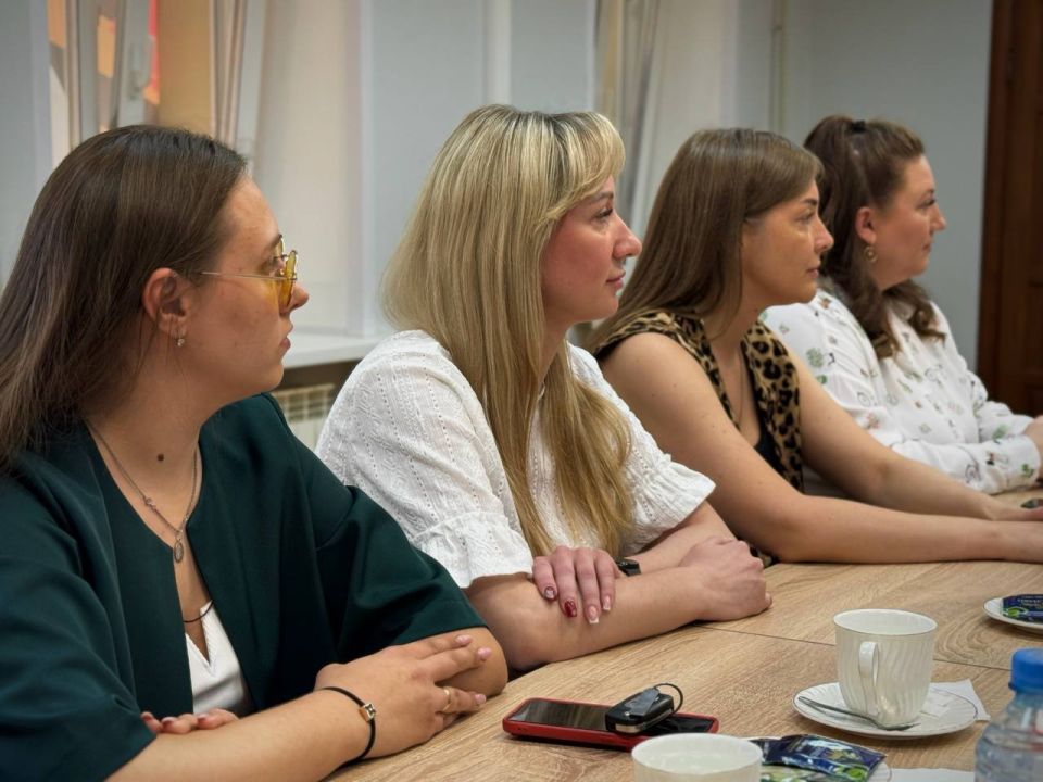 Сегодня Екатерина Колотовкина,член ОП РФ, руководитель КСВО по Самарской области, провела встречу в городе Отрадном, где за чашкой чая удалось неформально пообщаться с жёнами наших Героев Сегодня Екатерина Колотовкина,член ОП РФ, руководитель КСВО по Самарской области, провела встречу в городе Отрадном, где за чашкой чая удалось неформально пообщаться с жёнами наших Героев