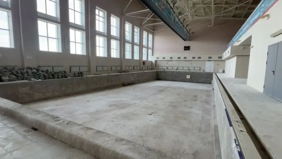 В ФОКе «Виктория» в селе Хворостянка проходит капитальный ремонт крыши и чаши бассейна В ФОКе «Виктория» в селе Хворостянка проходит капитальный ремонт крыши и чаши бассейна