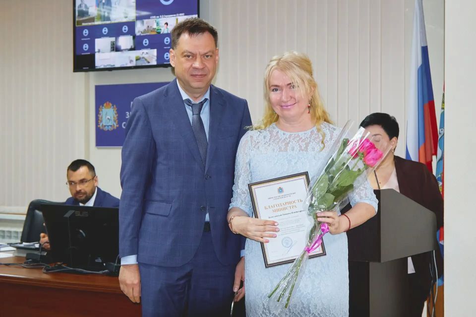 Андрей Орлов вручил отраслевые награды фармацевтическим работникам и поздравил их с профессиональным праздником Андрей Орлов вручил отраслевые награды фармацевтическим работникам и поздравил их с профессиональным праздником