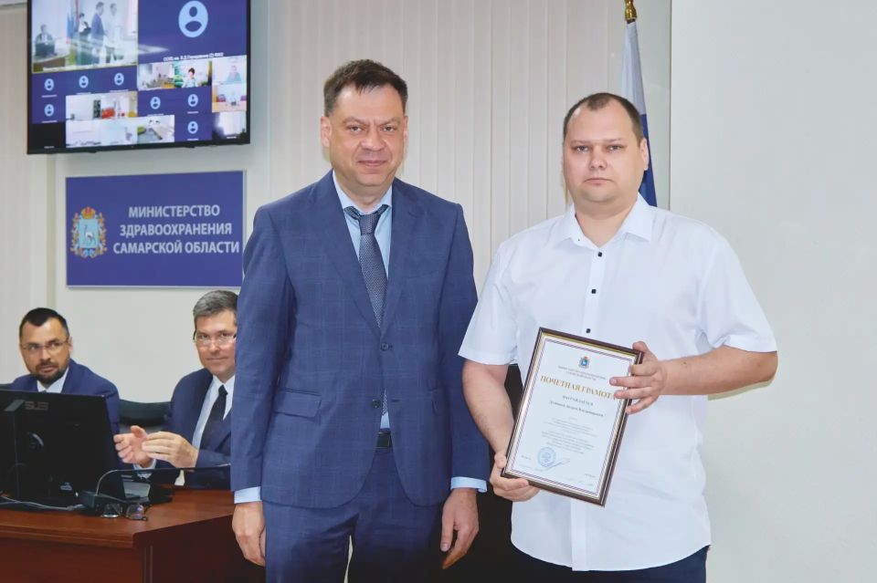 Андрей Орлов вручил отраслевые награды фармацевтическим работникам и поздравил их с профессиональным праздником Андрей Орлов вручил отраслевые награды фармацевтическим работникам и поздравил их с профессиональным праздником
