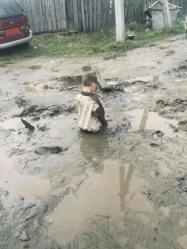 Ребёнок чуть не утонул в огромной луже посреди дороги!