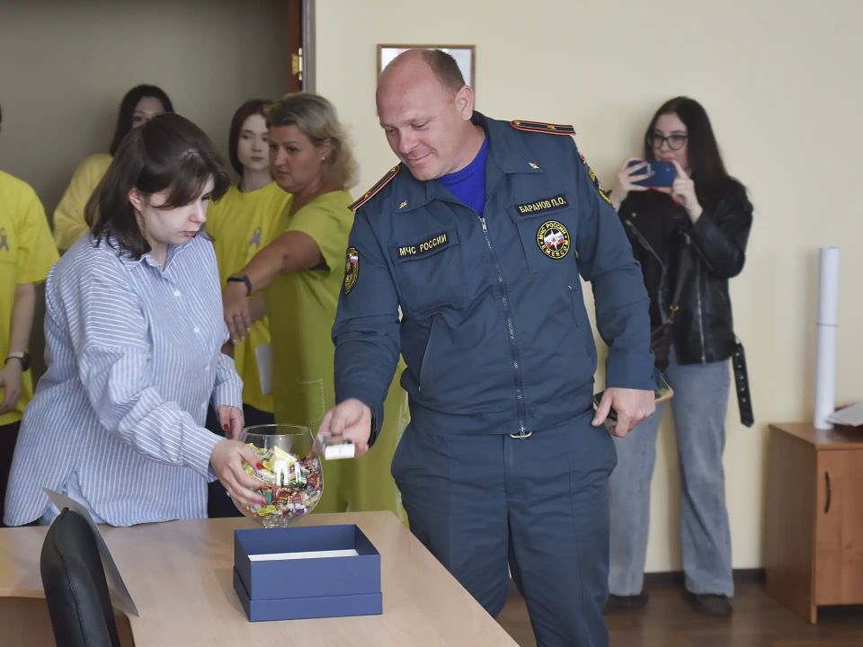 Спасатели и онкологи объединились: в Самаре прошла масштабная акция против курения Спасатели и онкологи объединились: в Самаре прошла масштабная акция против курения