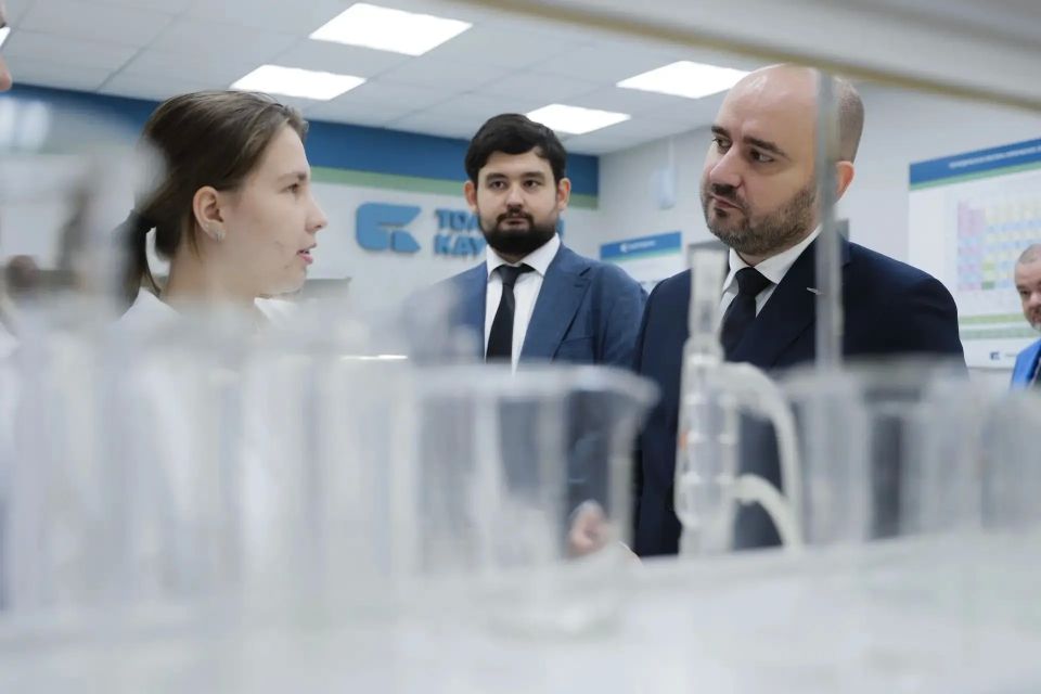 Губернатор Вячеслав Федорищев начал рабочую поездку в Тольятти сегодня утром с посещения производственных площадок «Тольяттикаучука» Губернатор Вячеслав Федорищев начал рабочую поездку в Тольятти сегодня утром с посещения производственных площадок «Тольяттикаучука»