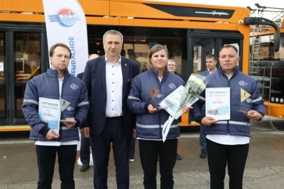 Иван Носков наградил победителей конкурса «Лучший водитель троллейбуса»