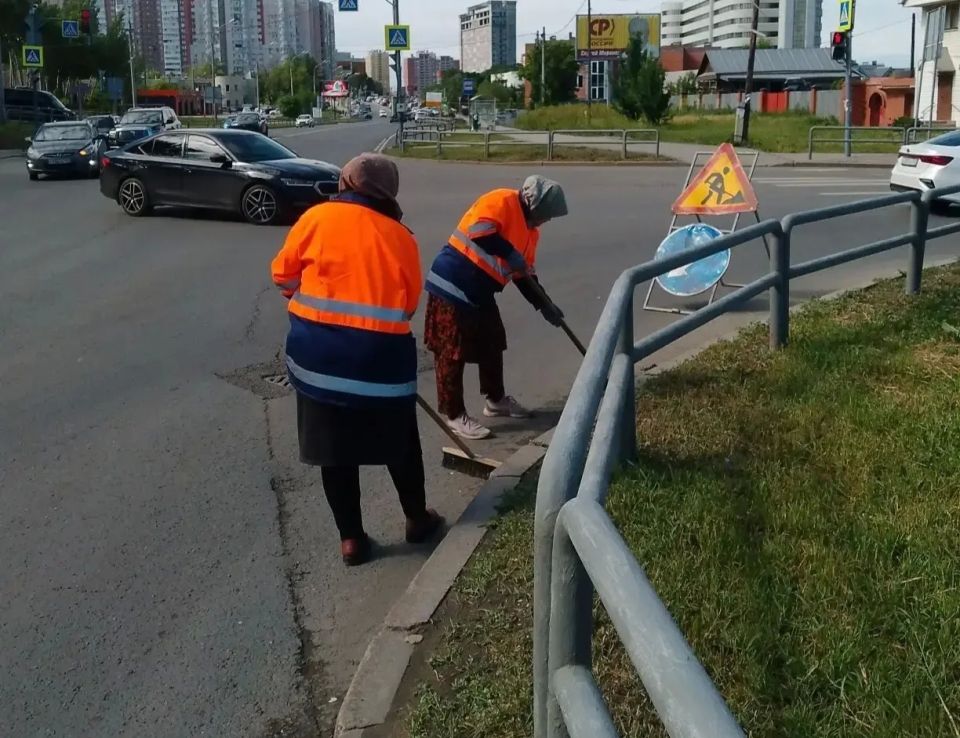 Наводим чистоту. Городские службы ежедневно заботятся о чистоте Самары Наводим чистоту. Городские службы ежедневно заботятся о чистоте Самары