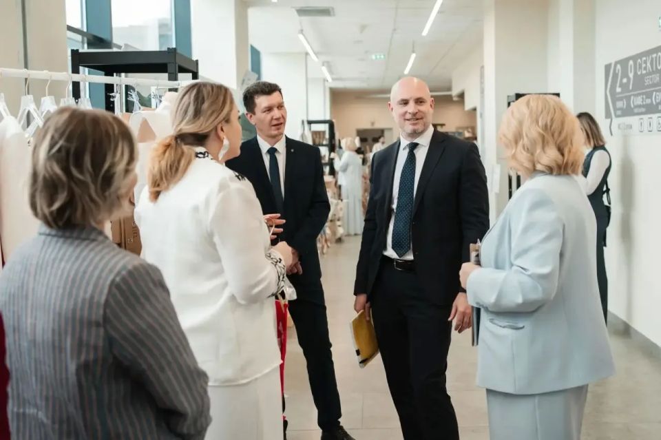 Для участников форума сегодня работала выставка креативных индустрий региона под названием «Здесь придумали» Для участников форума сегодня работала выставка креативных индустрий региона под названием «Здесь придумали»