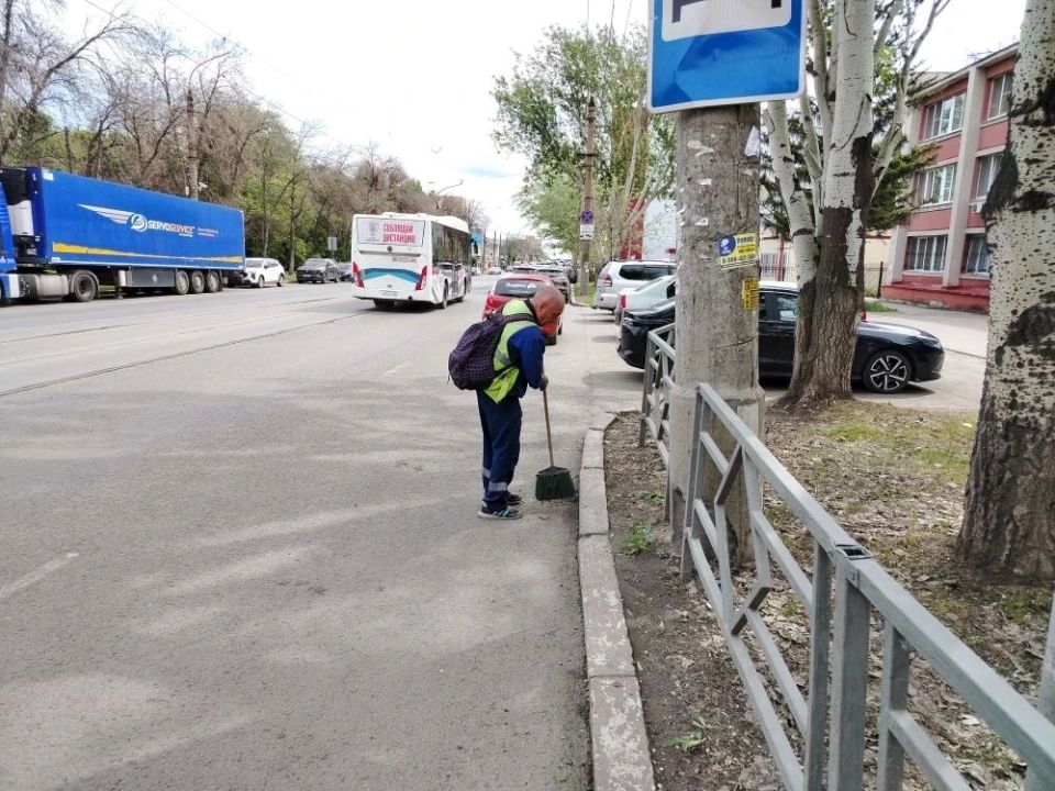 Наводим чистоту. Городские службы ежедневно заботятся о чистоте Самары Наводим чистоту. Городские службы ежедневно заботятся о чистоте Самары