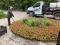 Утреннее благоустройство. Городские службы ежедневно заботятся о зеленых зонах города — поддерживают чистоту и свежесть во всех парках и скверах