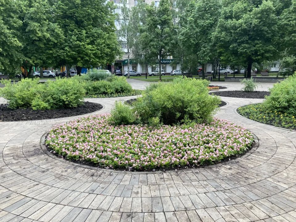 Утреннее благоустройство. Городские службы ежедневно заботятся о зеленых зонах города — поддерживают чистоту и свежесть во всех парках и скверах Утреннее благоустройство. Городские службы ежедневно заботятся о зеленых зонах города — поддерживают чистоту и свежесть во всех парках и скверах