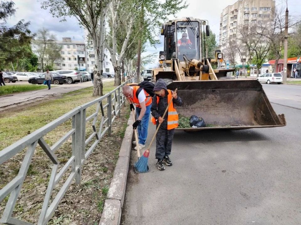 Наводим чистоту. Городские службы ежедневно заботятся о чистоте Самары Наводим чистоту. Городские службы ежедневно заботятся о чистоте Самары