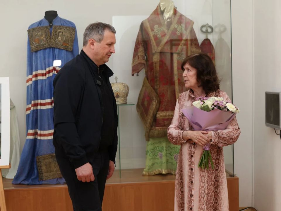 Иван Носков: По приглашению директора Самарского художественного музея, члена городской Общественной палаты, члена Ассоциации искусствоведов России Аллы Шахматовой посетил ее персональную выставку «Вальс цветов» Иван Носков: По приглашению директора Самарского художественного музея, члена городской Общественной палаты, члена Ассоциации искусствоведов России Аллы Шахматовой посетил ее персональную выставку «Вальс цветов»
