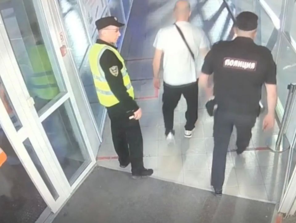 Самарец узнал о рождении сына у друга и устроил дебош в самолете Сургут – Самара Самарец узнал о рождении сына у друга и устроил дебош в самолете Сургут – Самара