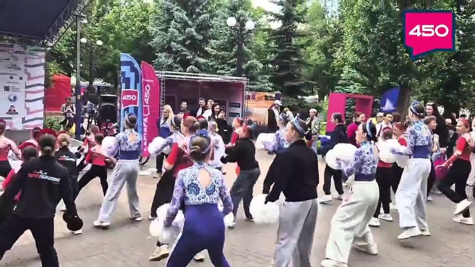 Бодрая разминка на площадке Медиаагентства «Самара 450» от фитнес-клуба AGYM