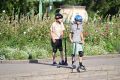 Самокаты, падения из окон и отравления: эксперты назвали главные опасности для детей в летние каникулы