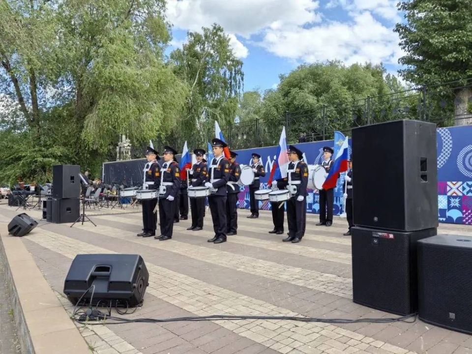Большой интерес у детей вызывают показательные выступления полицейскихкинологов со служебными собаками - ребята с удовольствием знакомятся с четвероногими помощниками полицейских и узнают много нового о профессии кинолога Большой интерес у детей вызывают показательные выступления полицейскихкинологов со служебными собаками - ребята с удовольствием знакомятся с четвероногими помощниками полицейских и узнают много нового о профессии кинолога