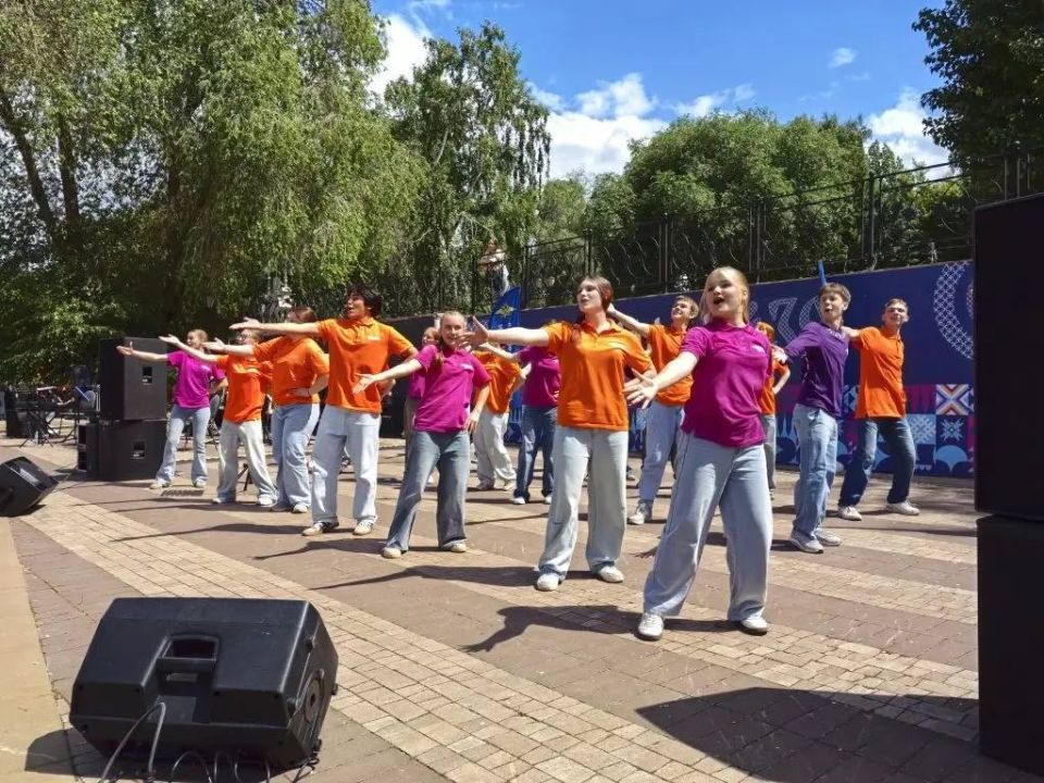 Фестиваль в самом разгаре! На нашей площадке вы можете поучаствовать в творческом мастер-классе под руководством опытных педагогов и почувствовать себя настоящими художниками Фестиваль в самом разгаре! На нашей площадке вы можете поучаствовать в творческом мастер-классе под руководством опытных педагогов и почувствовать себя настоящими художниками