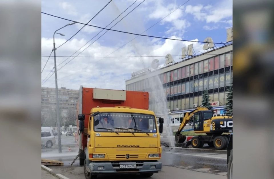 В центре Самары экскаваторщик сдержал поток воды, заткнув прорыв ковшом