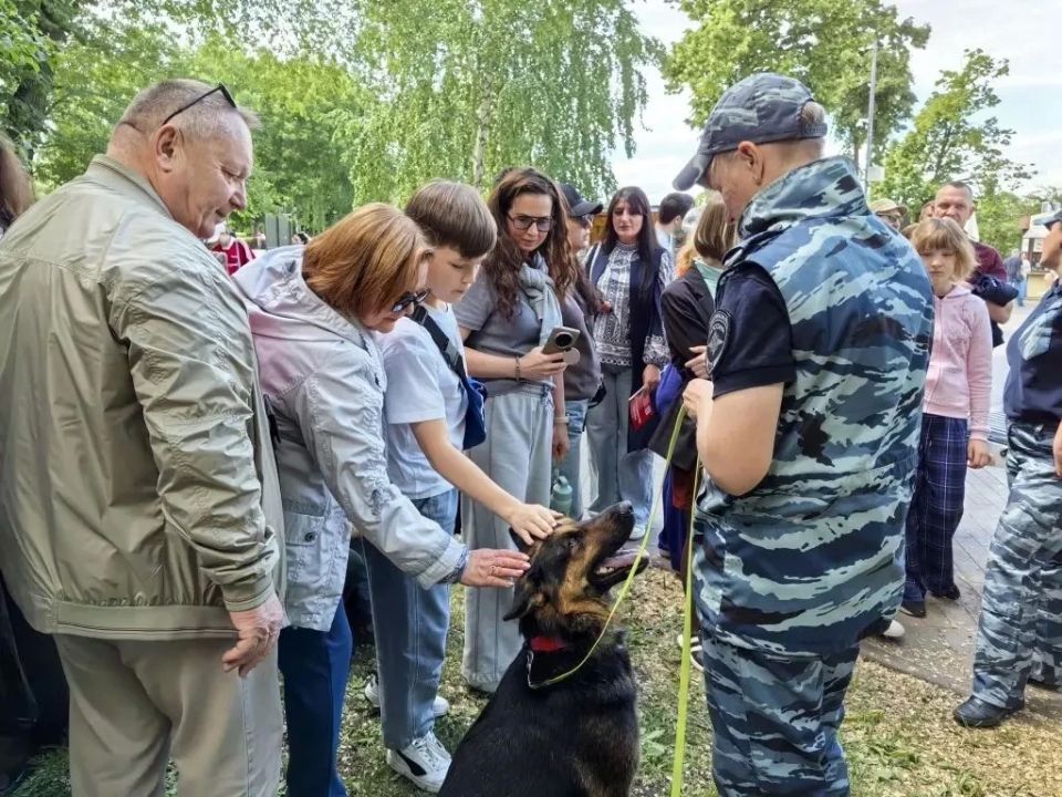 Сотрудники областного главка провели акцию «Один день с полицией России» Сотрудники областного главка провели акцию «Один день с полицией России»